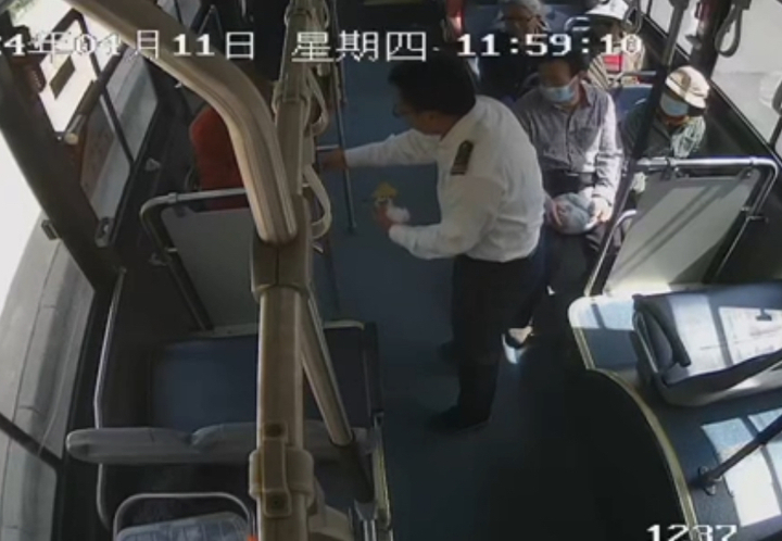 起身助人，暖心举动溢满十米车厢