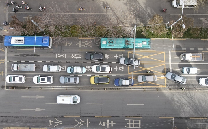 济南市启用首条内嵌式左转车道 经七纬十二路口左转车辆通行能力大幅提升