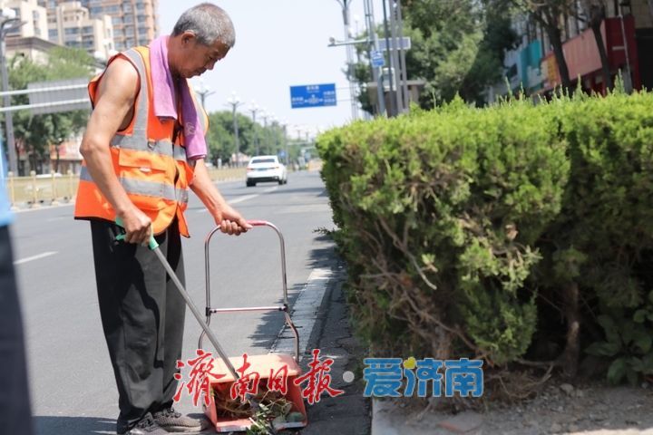镜头定格：高温“烤”验下的美丽城市守护者