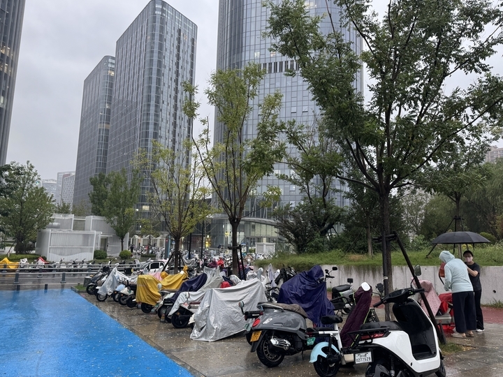 晚高峰降雨集中，济南部分道路出现压车现象，不少下班族选择公共交通返程