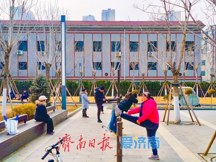 一年四季 泉在济南丨暖阳漫洒正丰路公园 市民乐享冬日午后闲情