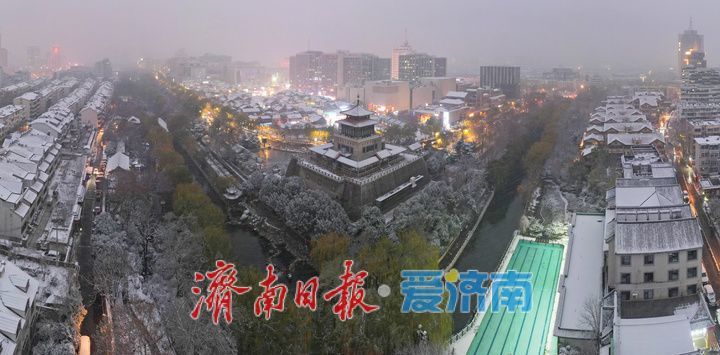 雪润泉城 护城河上演冬日仙境
