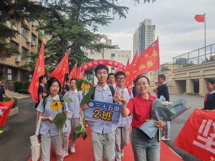 济南燕山中学举行35级毕业生毕业典礼