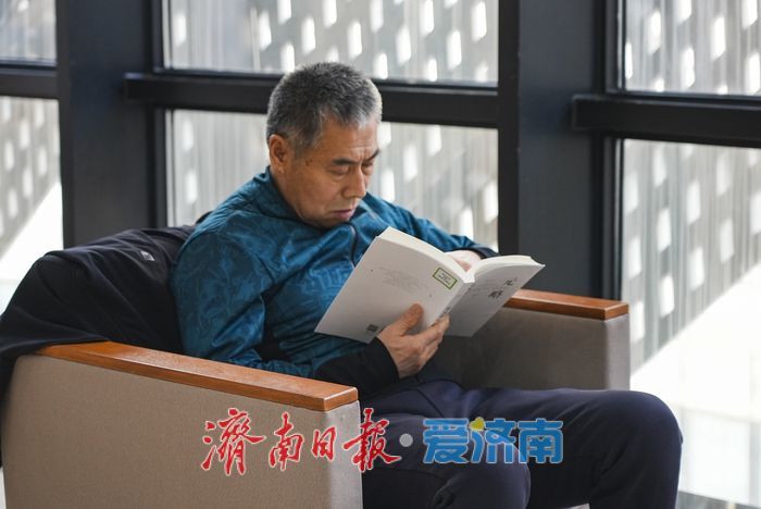 周末阅读“不打烊”，图书馆里书香浓