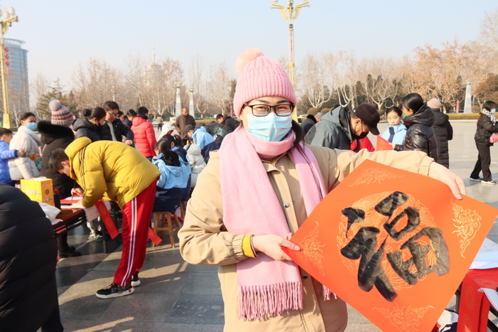 莱芜区小学生挥毫泼墨,为无私奉献的他们“送福”
