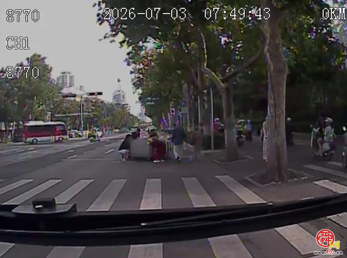 路遇三轮车侧翻 济南公交司机紧急救助