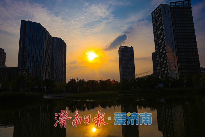 初秋黄昏 绘就绸带公园诗意画卷