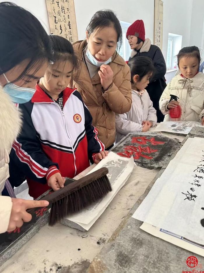 济南市莱芜第二实验小学三（13）中队开展非遗文化拓字主题活动