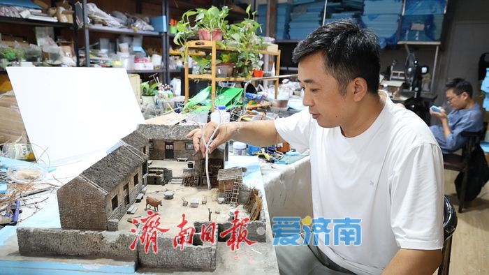 复刻《生万物》中“封二的家” “80后”雕塑师用微塑艺术唤醒乡愁