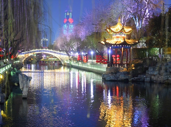 大红灯笼高高挂，浓浓年味扑面来