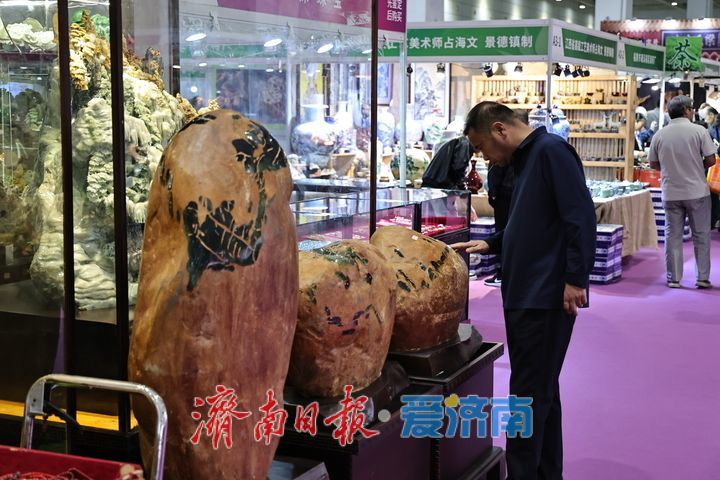 济南国际珠宝展暨工艺美术茶文化紫砂精品展开幕