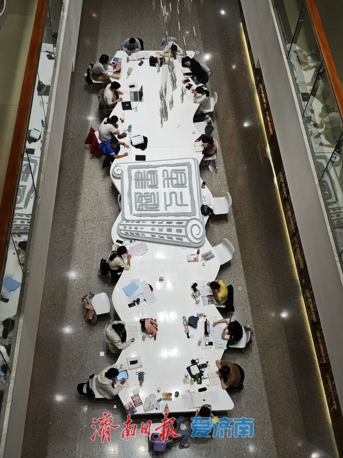 阴雨催热“图书馆游” 历下区图书馆国庆假期成市民“打卡地”​​