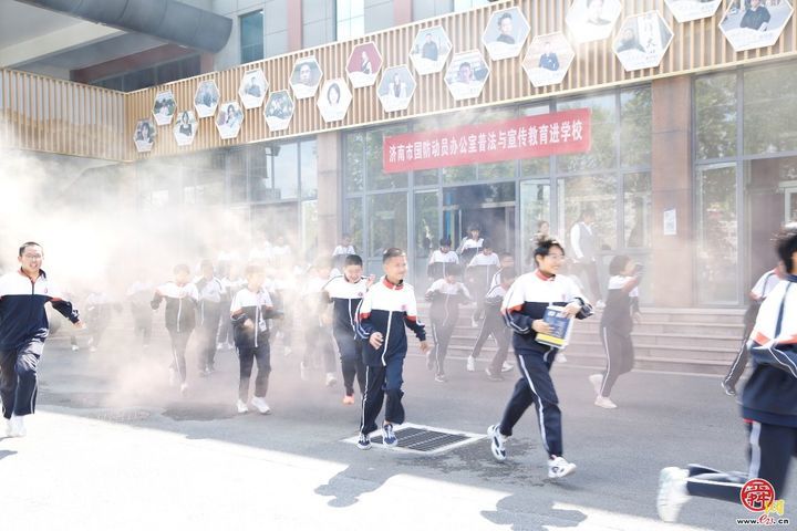 全民国防“泉”动员︱国防动员普法与宣传教育“进学校”走进济南高新区海川中学