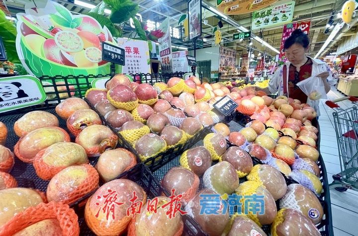 济南各大超市迎来夏日水果盛宴