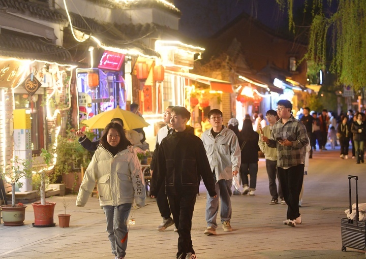 夜游老街品味泉城，清明旅游高峰提前到来
