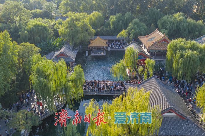 秋泉奔涌迎客来