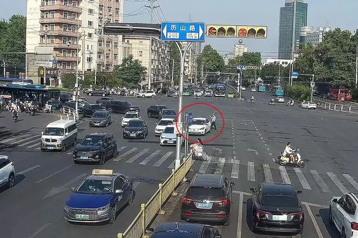 家长送考路线规划失误求助，济南交警“绿波保障”顺利送考