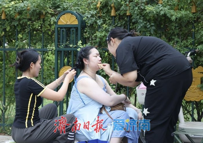 演唱会带热应援妆造！奥体周边编发摊位人气火爆