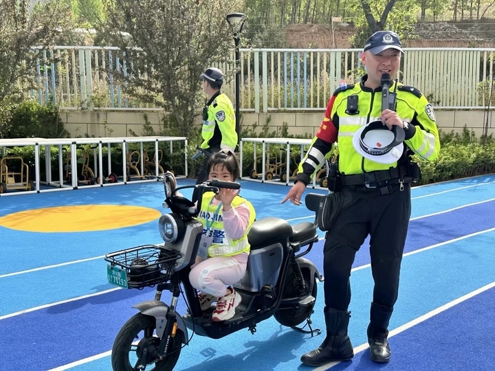 萌娃邂逅“钢铁侠”骑警 济南交警“花式”宣教进校园