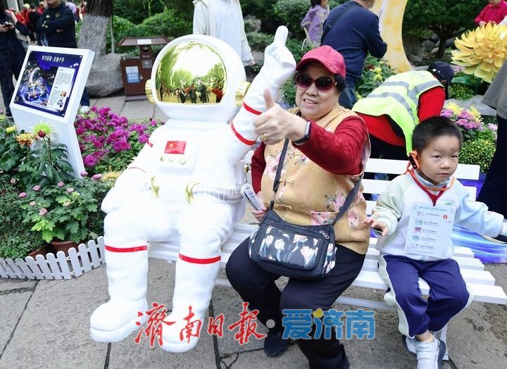 泉畔秋色菊香可待，济南市第47届趵突泉金秋菊展正式启幕
