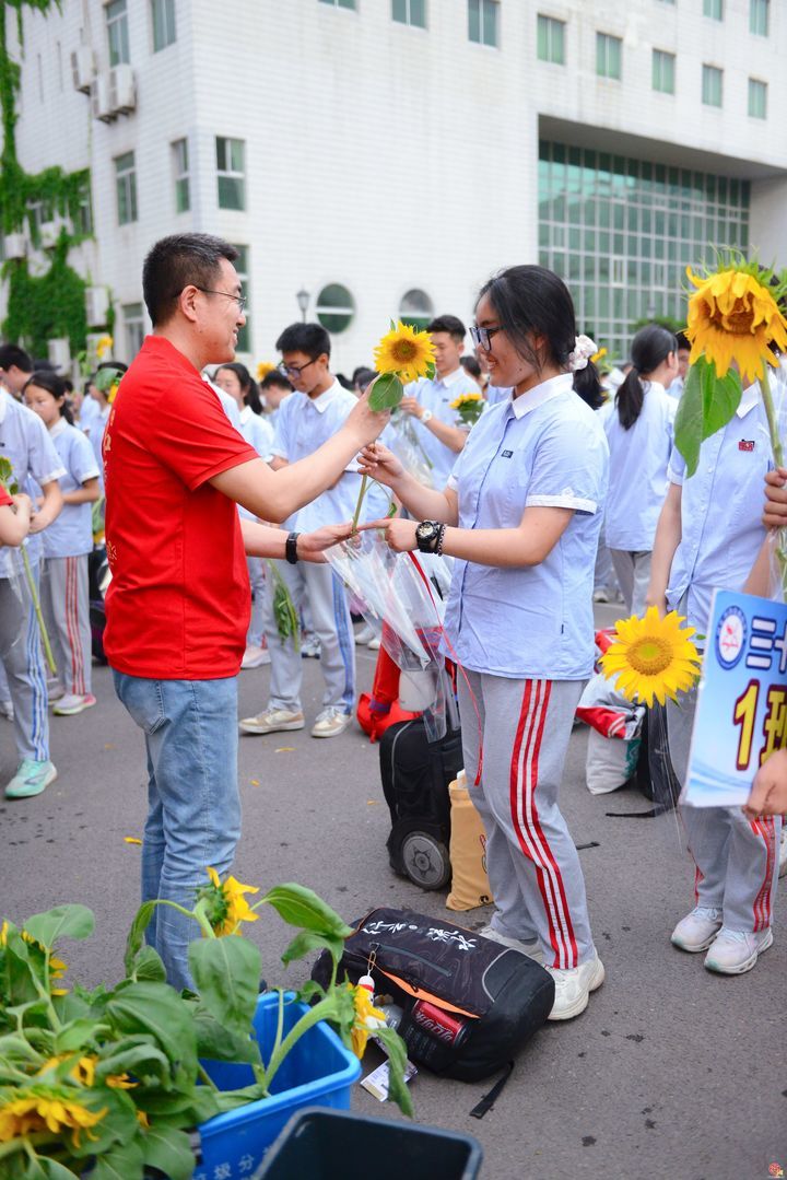 济南燕山中学举行35级毕业生毕业典礼