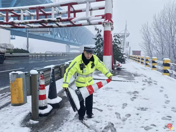 济南交警以雪为令全力保畅 全市主次干道通行正常