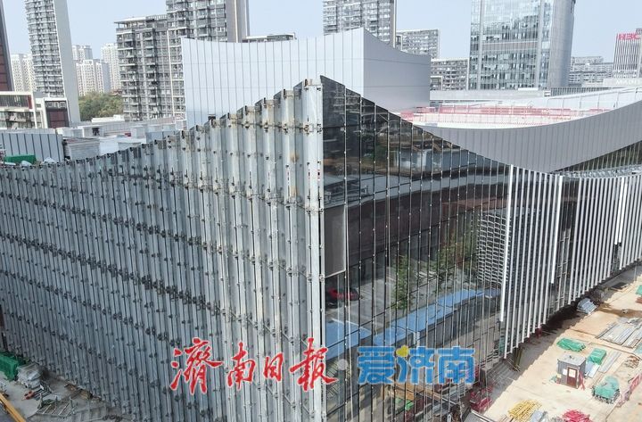济南中央商务区艺术剧院项目外立面玻璃幕墙安装超九成