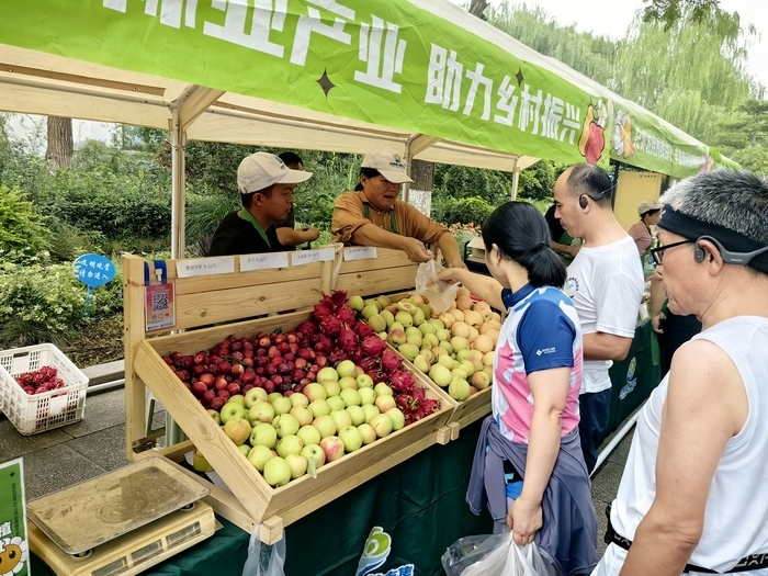 “一湖一环”绿道联通项目基本建成，上百名市民代表泉水绿道健步走共享绿色成果