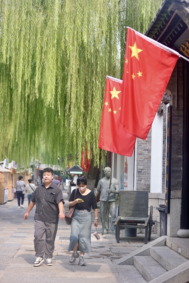 “中国红”扮靓泉城