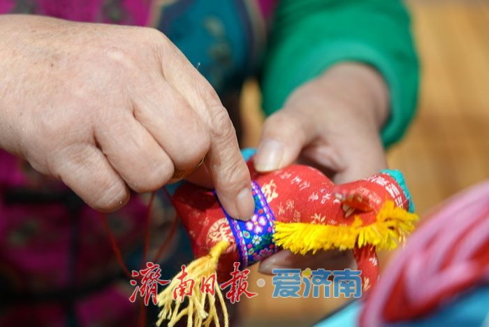 非遗布艺创新演绎马年吉祥