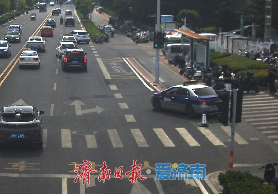 电警监控联动路面巡逻 交警整治医院门口出租车“躲猫猫”违停