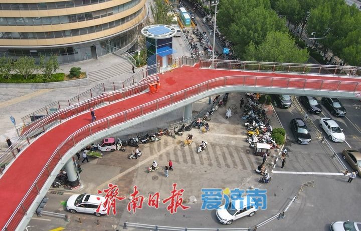 济南首座倒“凹”字形过街天桥建设收尾