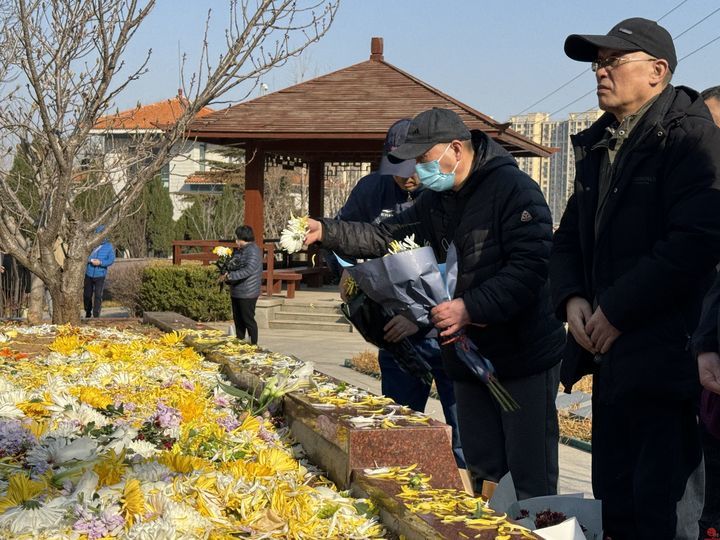 繁花为伴 魂归自然 济南市玉函山安息园举行集体花坛葬