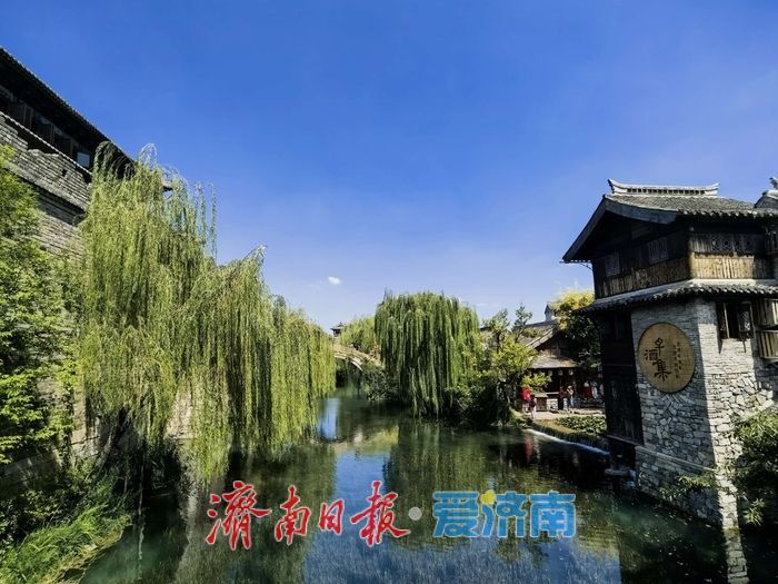 秋日明水古城 水天相映如画