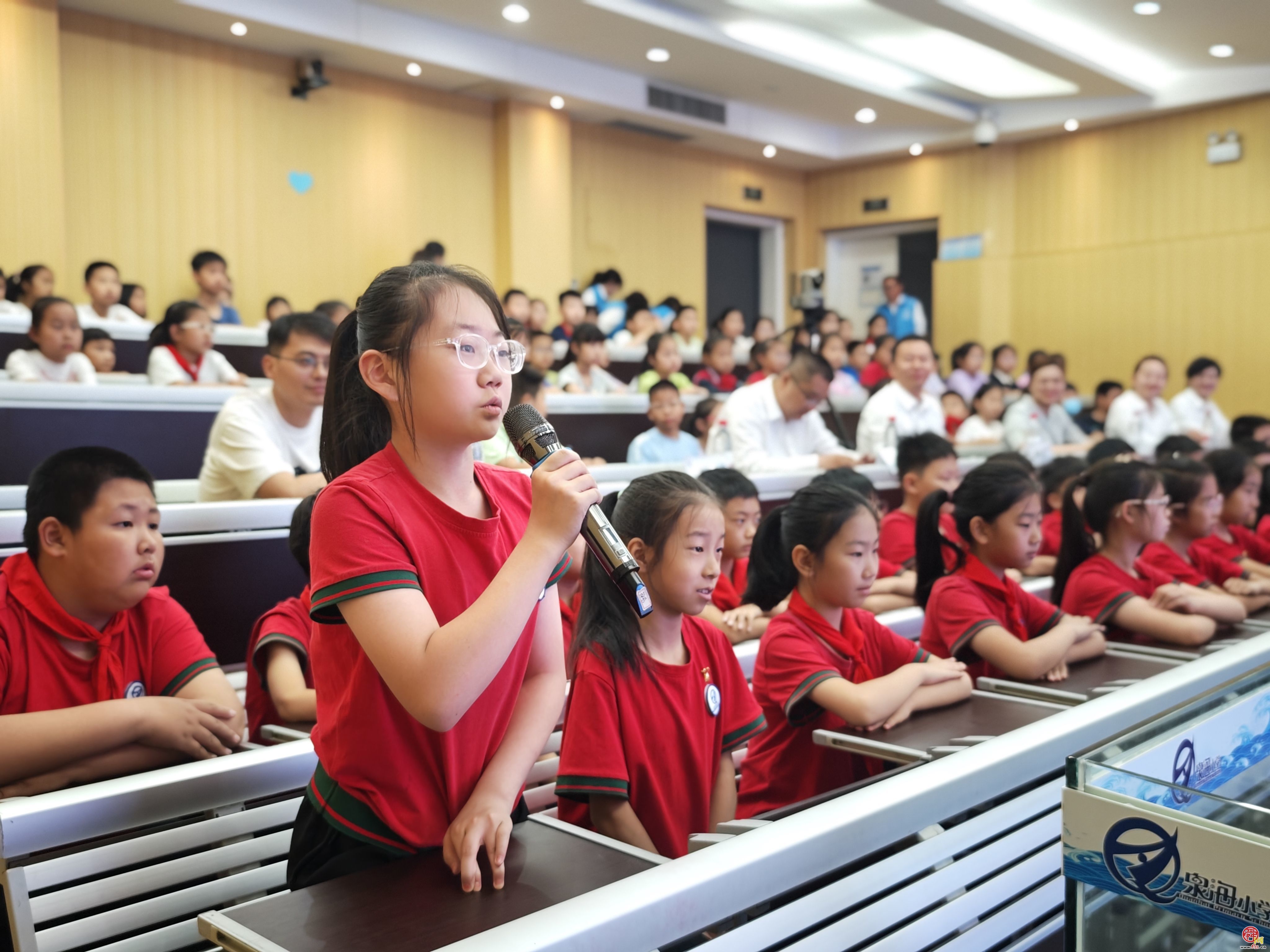 公交车进校园，共筑六一安全防线