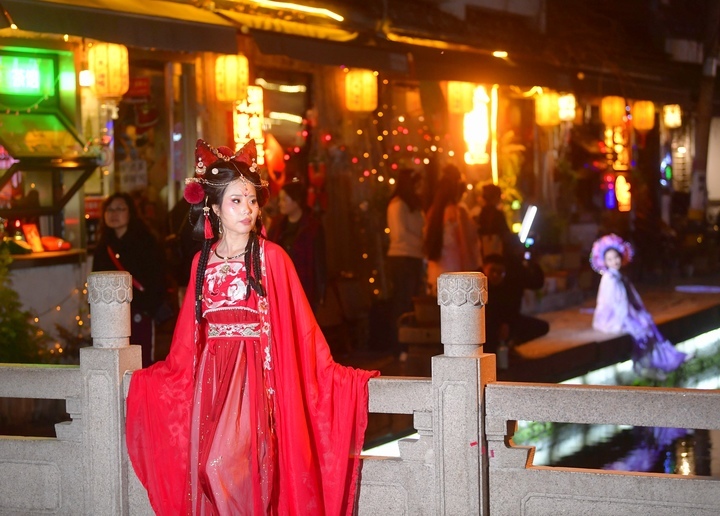 夜游老街品味泉城，清明旅游高峰提前到来