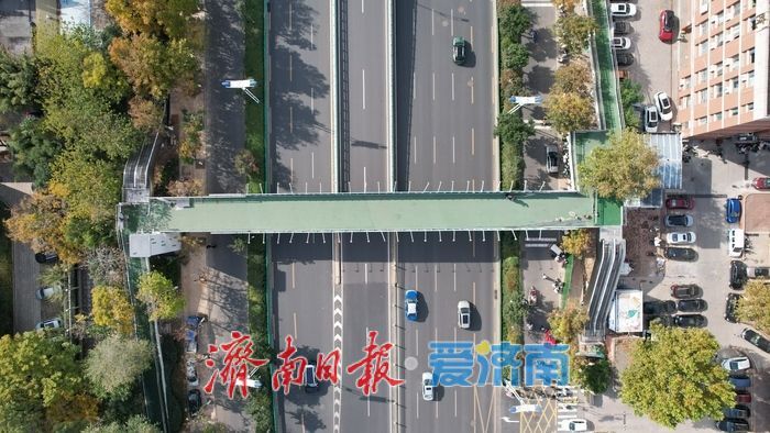 济南经十路全民健身中心东侧过街天桥加装电梯 近期投用