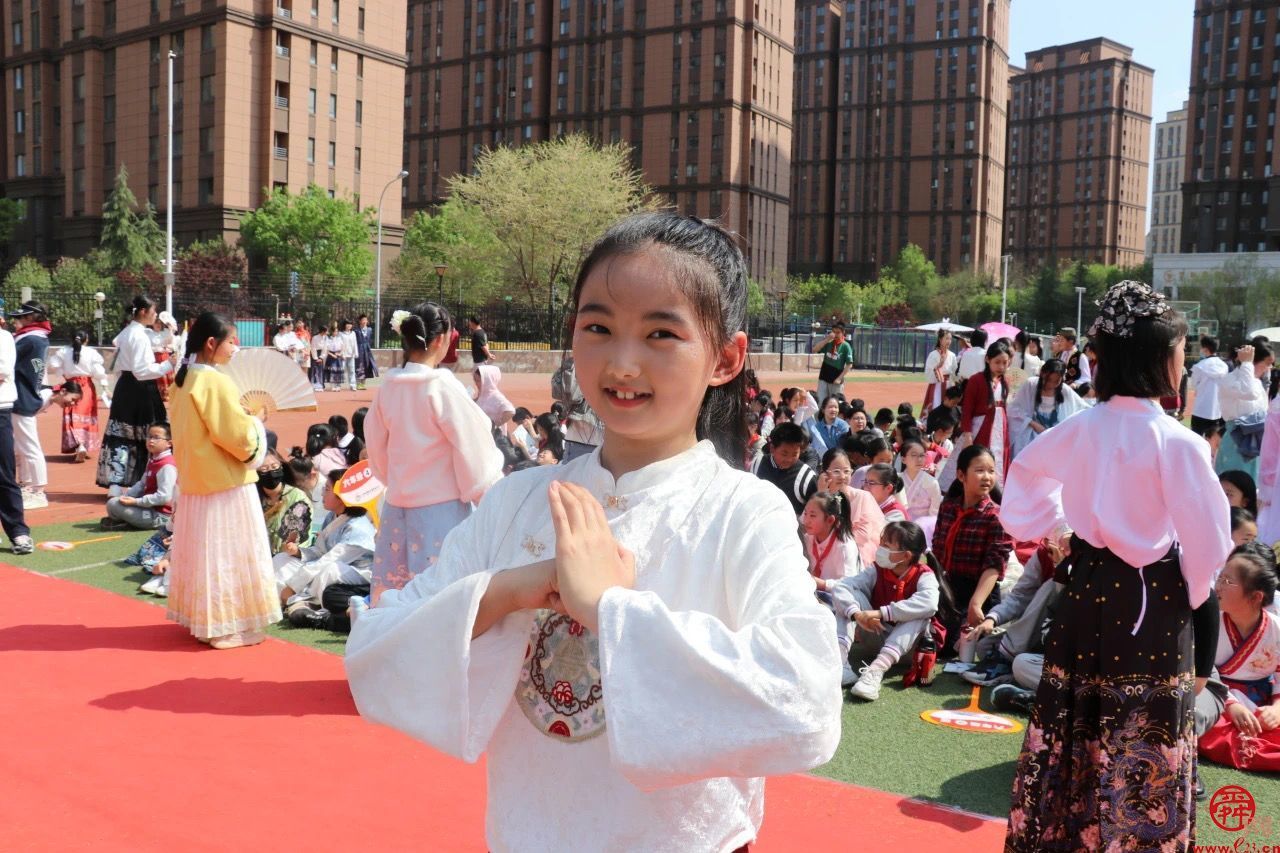 悠悠霓裳 华夏风雅——济南高新区东城逸家小学举办首届“传承华夏 弘扬文明”中国华服日活动