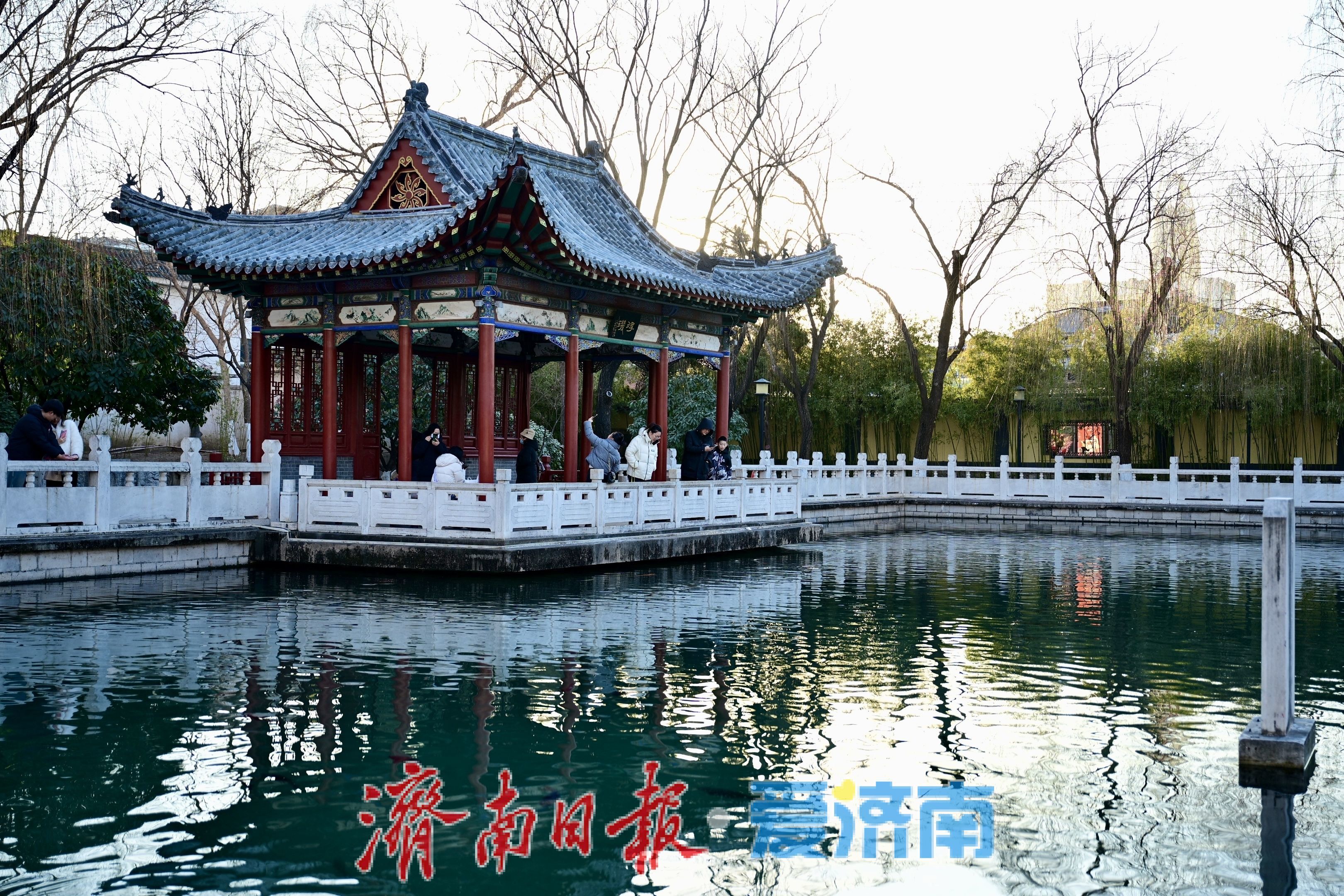 珍珠泉畔人气旺 游客打卡定格泉城冬日灵动之美