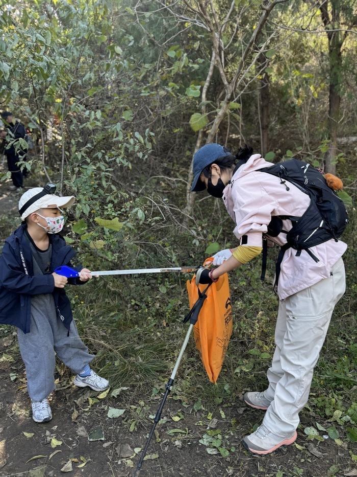 “登山客”变身“清道夫”，50余名志愿者用行动净化山野