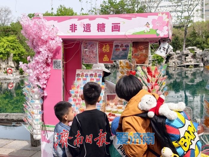 济南五龙潭公园樱花主题市集热度不减