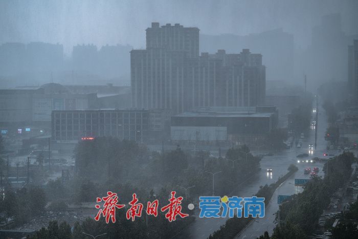 济南突降暴雨 高温天气暂时缓解