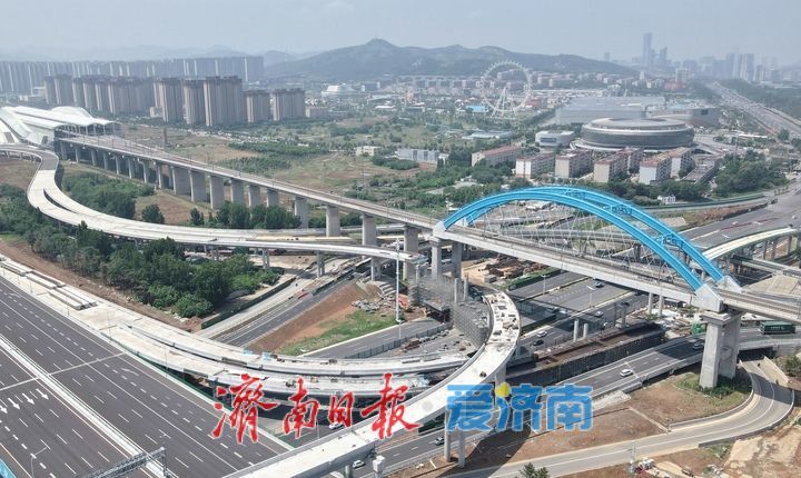完善路网格局，高铁站新建高架匝道衔接城市主干道