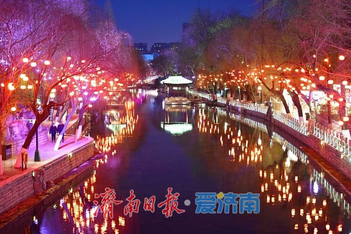 一年四季 泉在济南丨护城河畔灯火璀璨，浓浓年味扑面而来