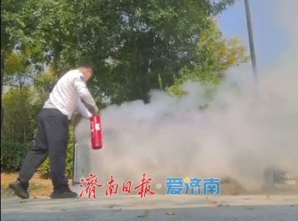 垃圾桶突然起火，济南公交司机及时消除隐患