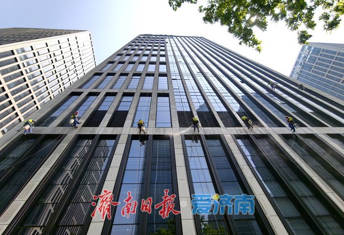 城市高空“蜘蛛人”：悬于百米之上，擦亮城市与人生