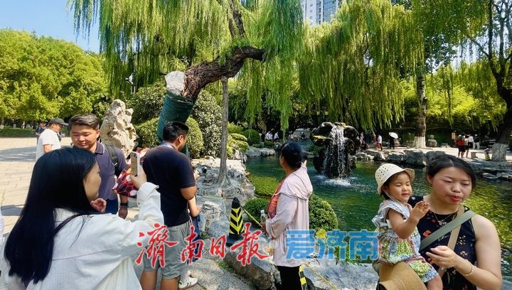 金秋五龙潭月牙泉喷涌超一年，“月牙飞瀑”超长待机365天