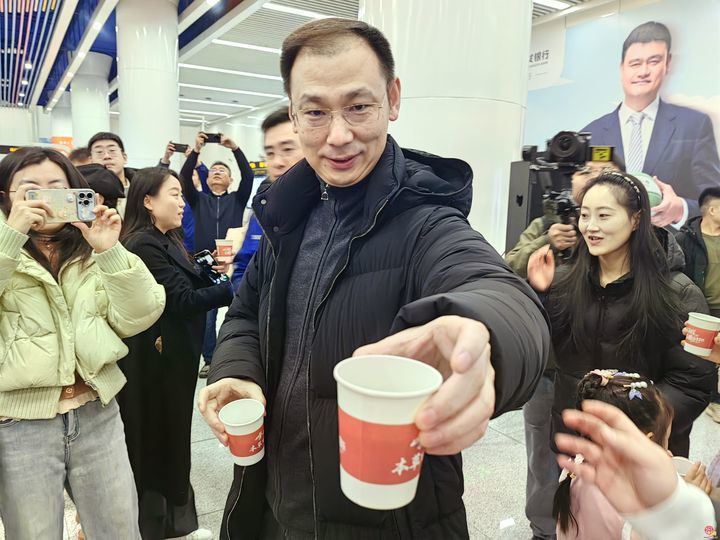 即日起到元宵节 坐济南地铁免费喝崂山热可乐