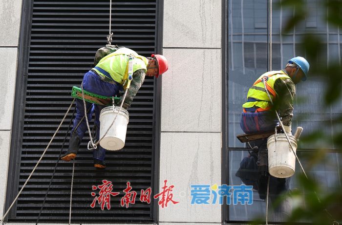城市高空“蜘蛛人”：悬于百米之上，擦亮城市与人生