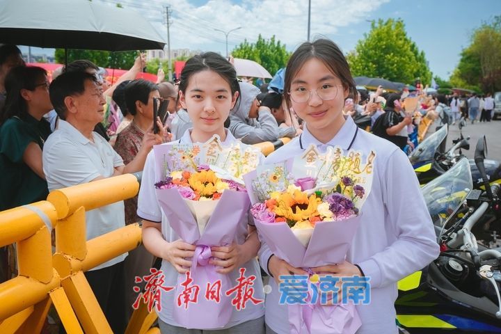 鲜花与拥抱，高考最后一天上演温馨时刻